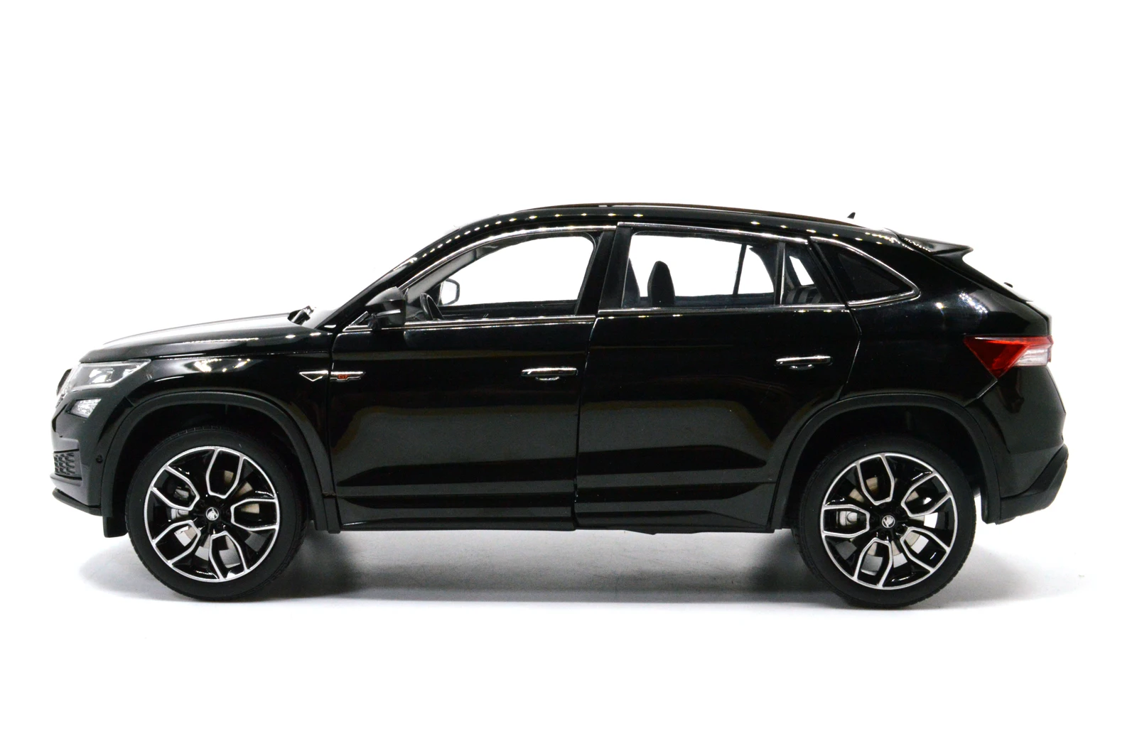 Модель Paudi 1/18 1:18 Масштаб Skoda Kodiaq GT SUV черный литой модельный автомобиль игрушка двери автомобиля открыть