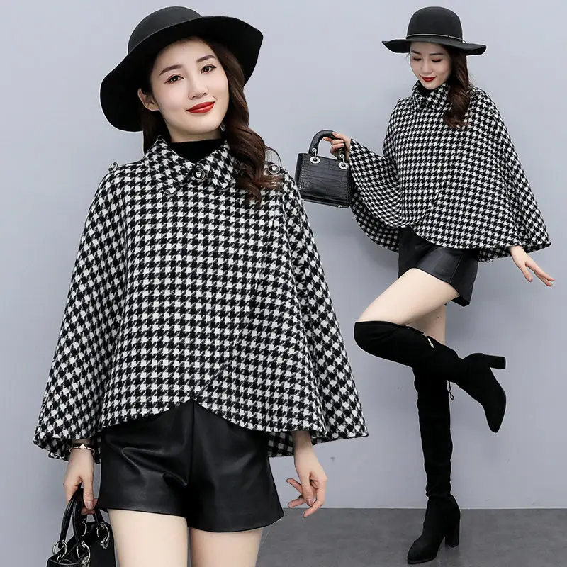 

2021 Autumn Winter New Retro Temperament Plaid Woolen Coat Women Loose Fashion Large Size Short Cloak Jackets Ladies Shawl e264