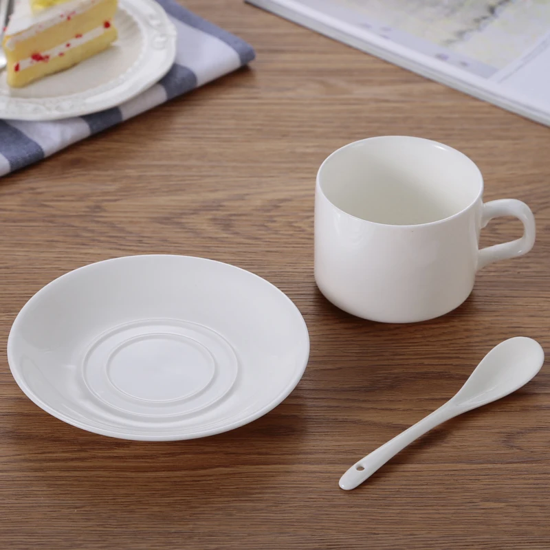 Кофейные чашки и блюдца с европейскими белыми чашками простые для