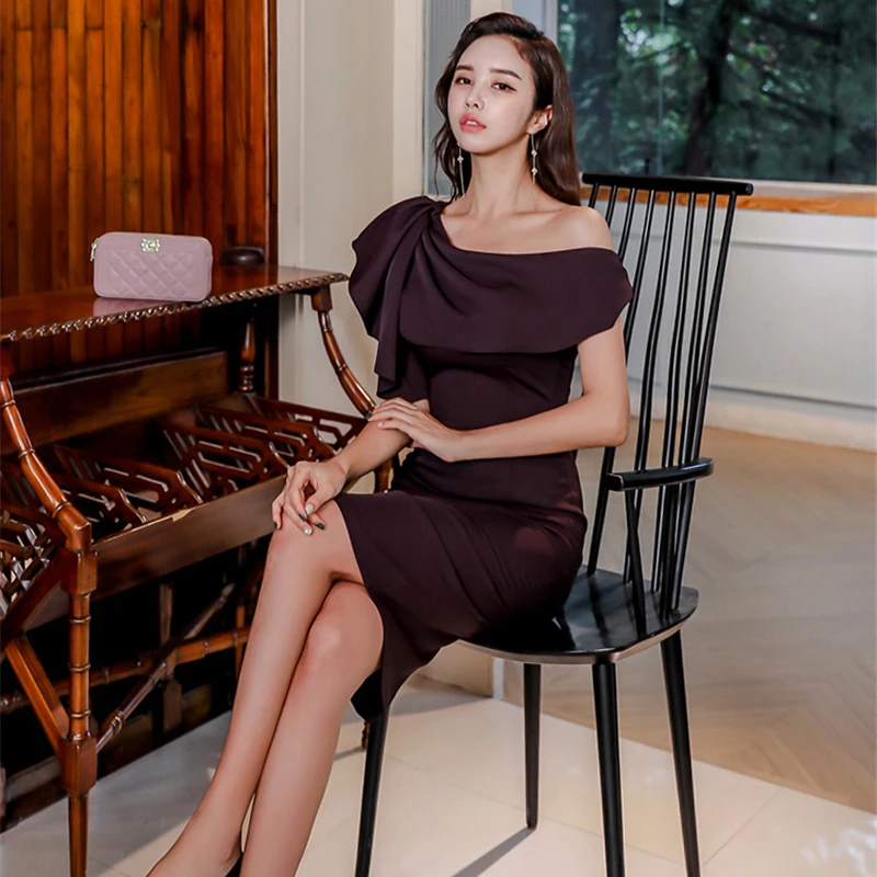 Элегантное платье-карандаш с воротником-лодочкой открытыми плечами и оборками