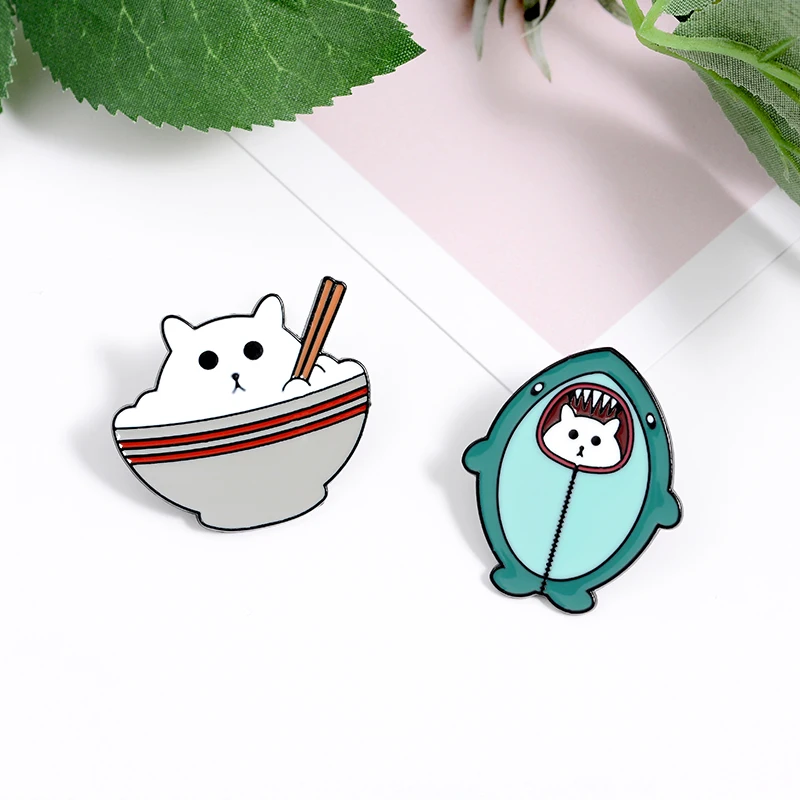 Акула кошка эмаль на булавке милый озорной белого цвета с изображением котенка