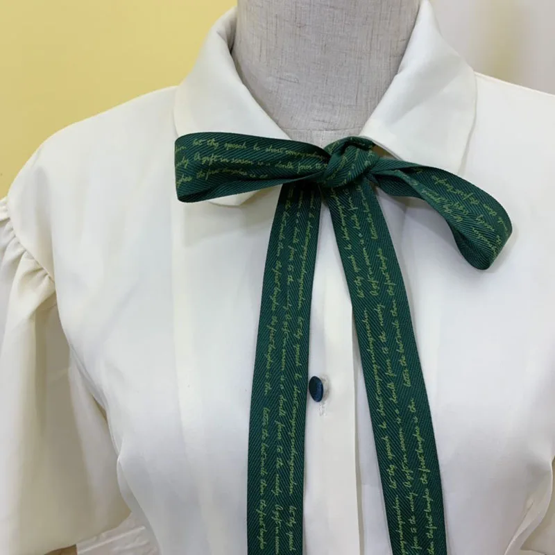 Возможно платье с пышными рукавами и бантом на пуговицах средней длины Цвет