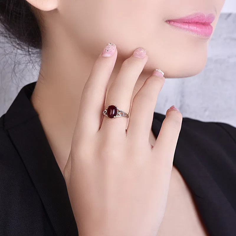 Кольцо женское из серебра 925 пробы с цирконием овальной формы