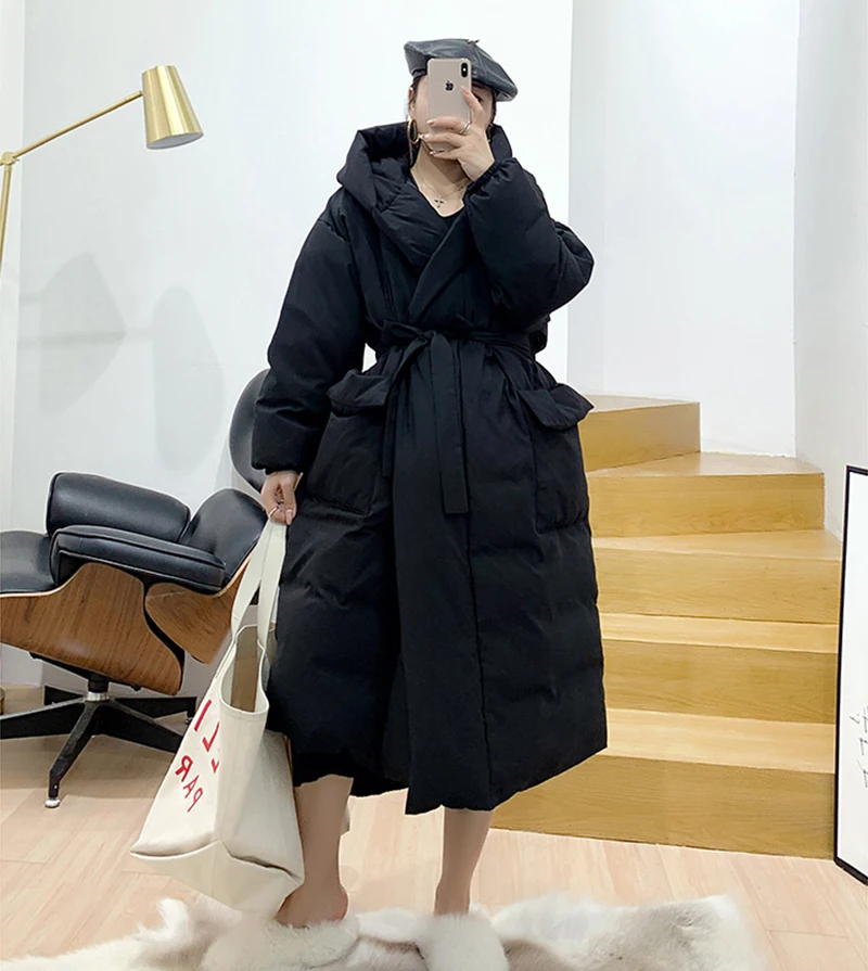 Пуховик женский зимний длинный парка выше колена пушистая Модная на белом утином