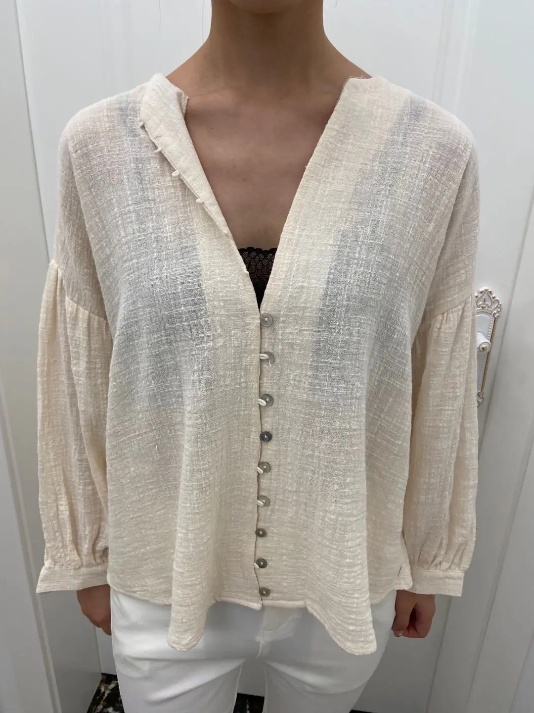 

KRSB Summer Women's Beige Single-Breasted V-Neck Cotton And Linen Breathable Material Loose Shirt Long-Sleeved Loose Top Casual