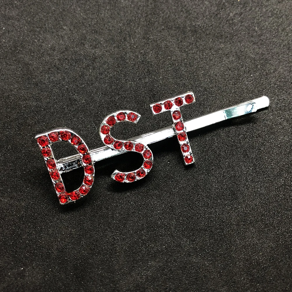 Красные стразы инкрустированные металлическими буквами DST очаровательные