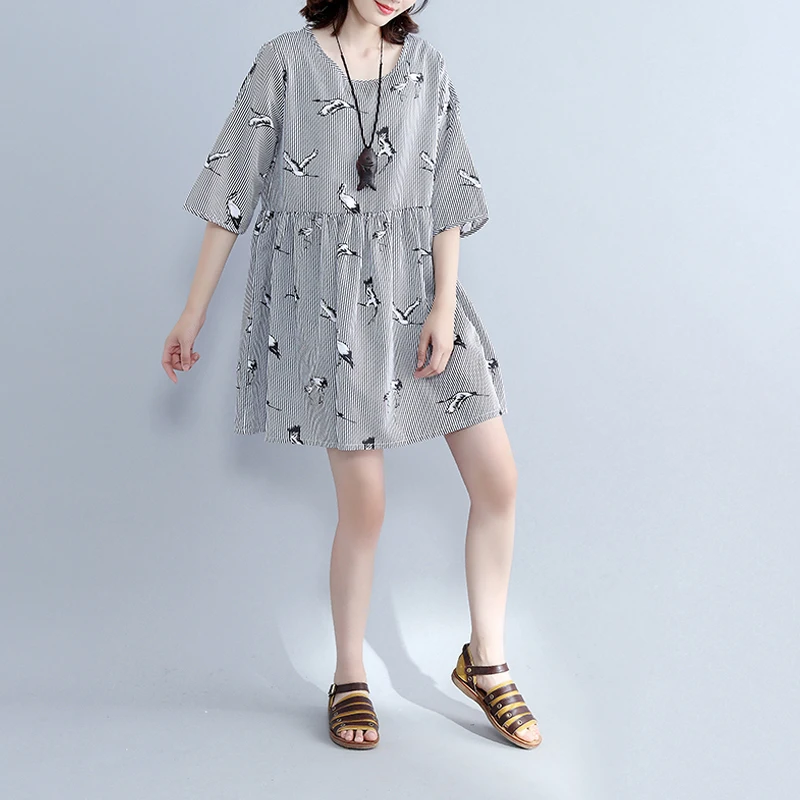 Женское шифоновое платье в полоску свободное летнее с рукавом до локтя и круглым