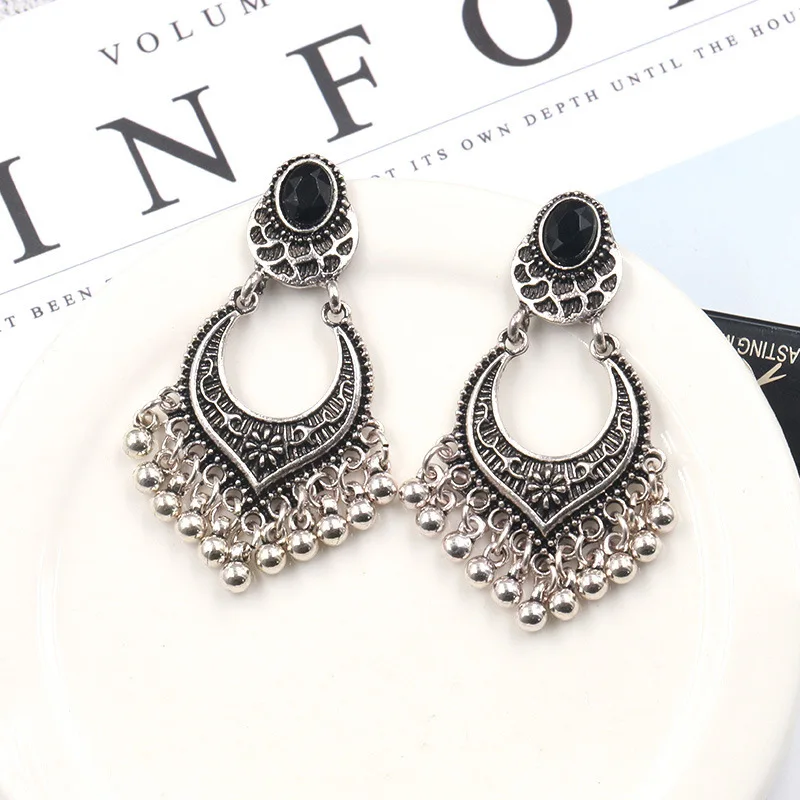 Женские серьги с кисточками и маленькими колокольчиками в европейском