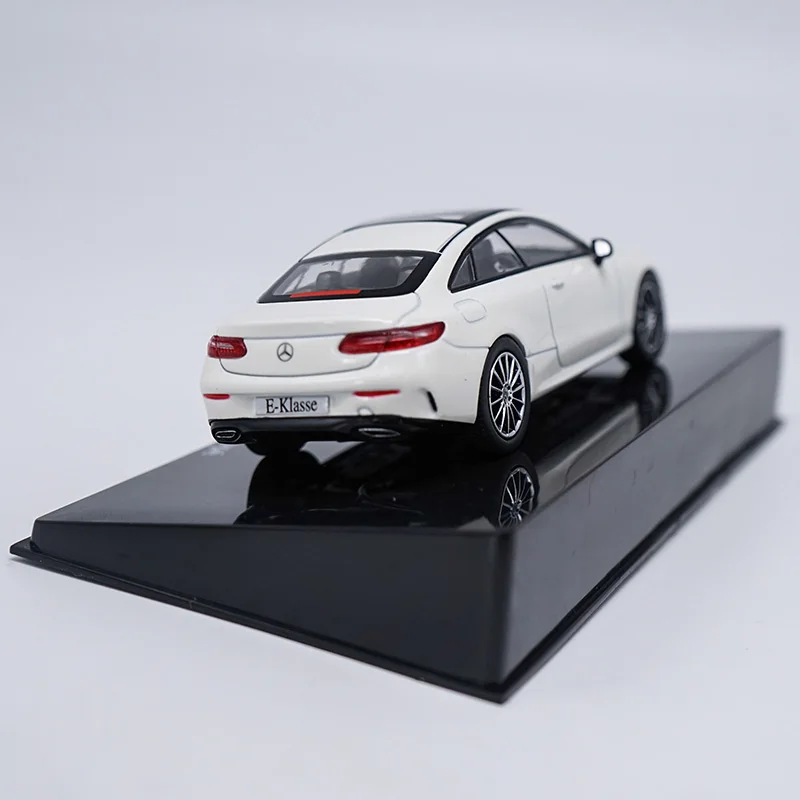 Высокотщательная модель автомобиля 1:43 E300 из сплава статическая металлическая с
