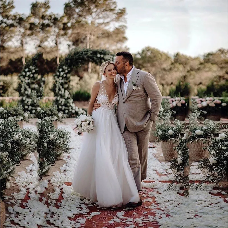 

Affordable Graceful White A Line Tulle Wedding Dresses for Bride Appliqued Sexy Deep V Neck Bridal Wedding Gowns Back Out