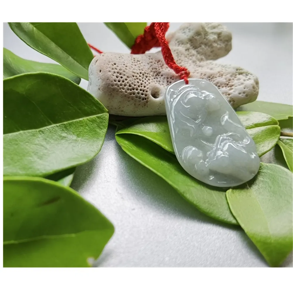 

Ожерелье из натурального нефрита с изумрудом и золотой рыбкой