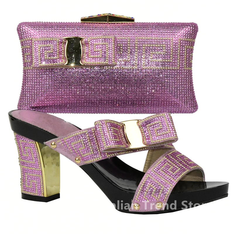 Комплект из итальянских женских туфель и сумочки черного цвета украшенный