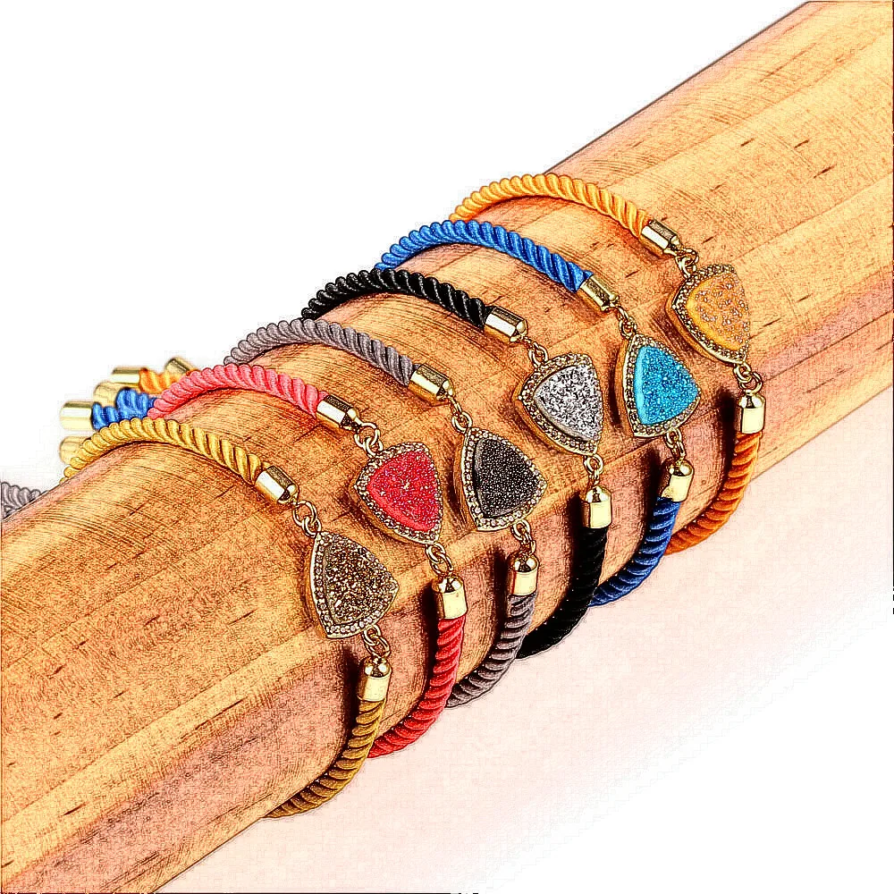 Женский треугольный браслет с фианитами красный на запястье украшенный