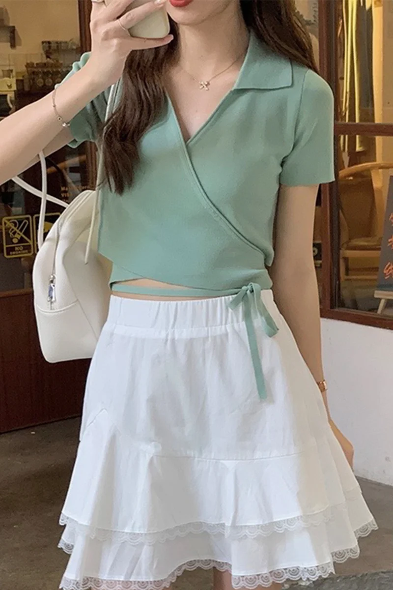 Тонкая трикотажная короткая футболка Корейская облегающая с V-образным вырезом