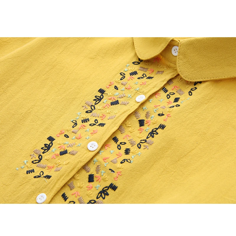 Осенняя женская рубашка с цветочной вышивкой и карманами хлопковая темно-синего