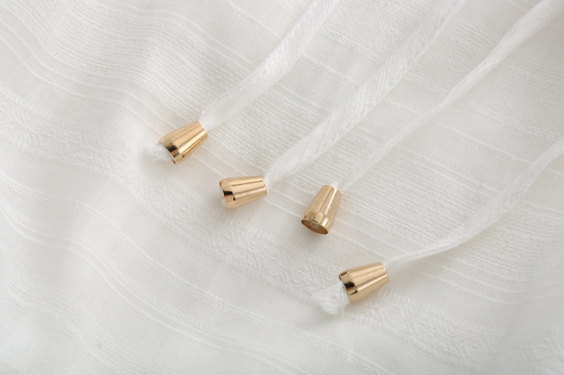 Богемный Вдохновленный белый гофрированное платье с v-образным вырезом