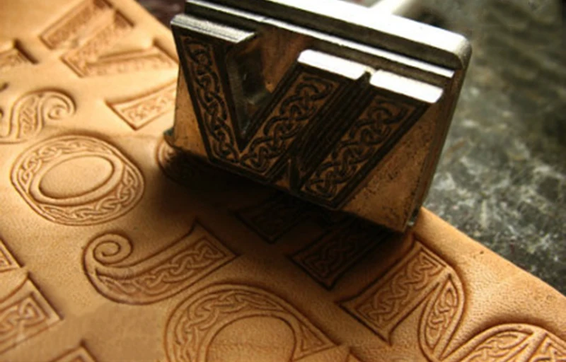 Шрифт в стиле Кельта 26 капитальных букв ручная работа штампы для резьбы