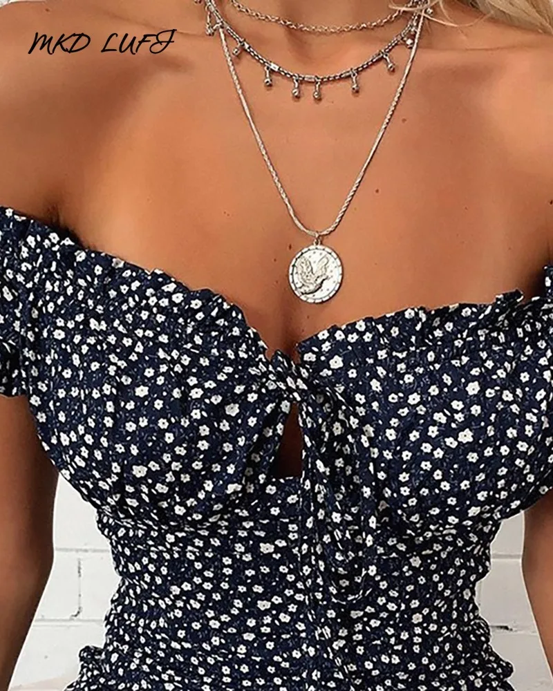 Женское короткое летнее платье с цветочным принтом открытыми плечами оборками