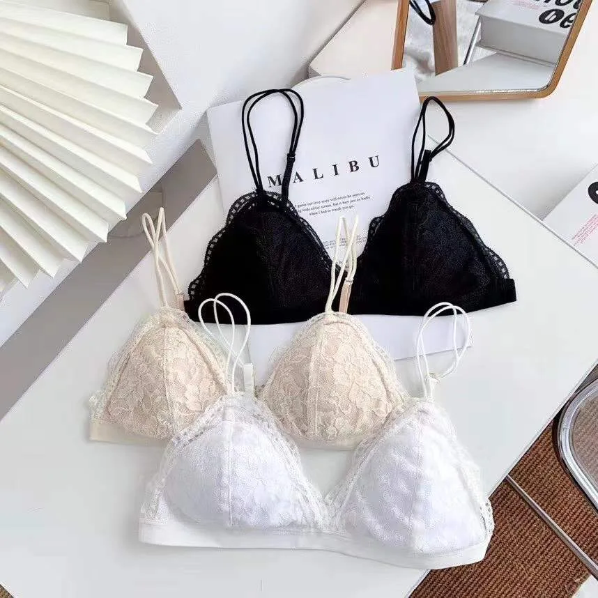 Треугольная французская кружевная чашка завернутая в удобный бесшовный