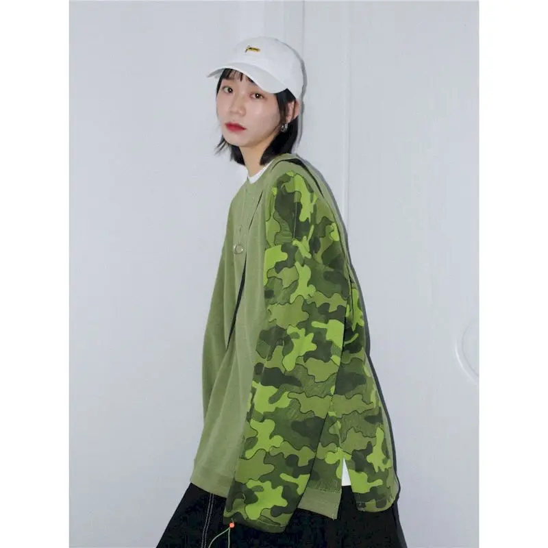 

Женский студенческий свитер, Корейская версия свободного кроя, камуфляжная подходящая расцветка, модная рубашка оверсайз с длинными рукав...