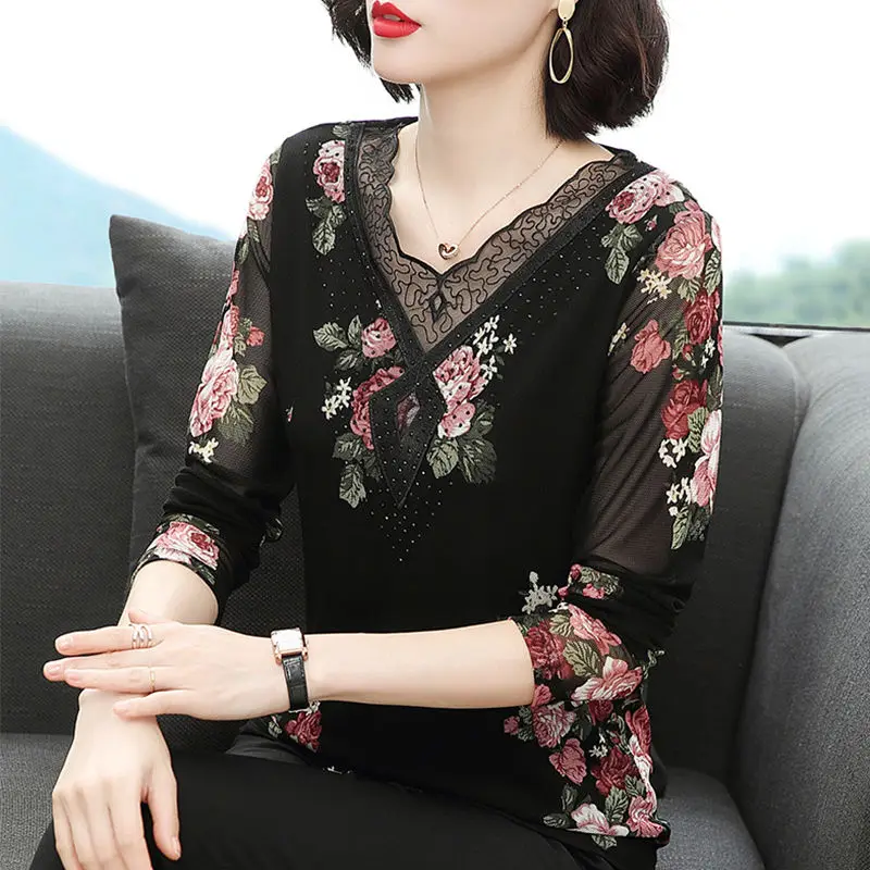 

Printed Lace Bottoming Shirt Female Long-sleeved Thin Section Hollow Stitching Fashion V-neck Blouses Pullover Women Spring