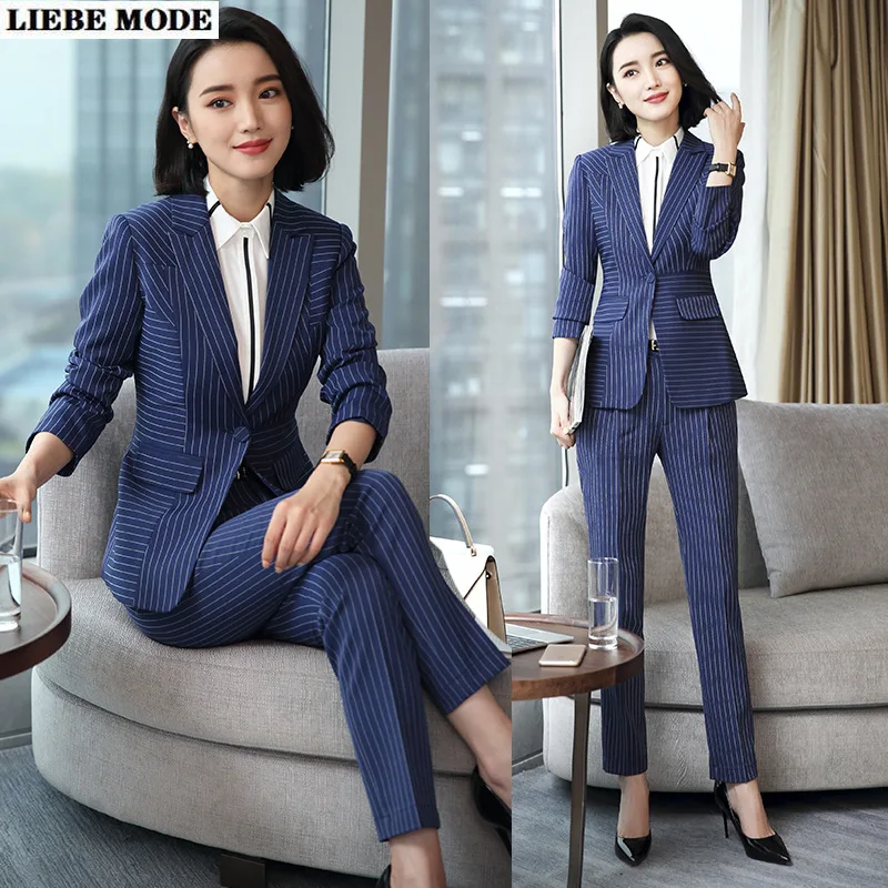 Женский брючный костюм элегантный офисный в полоску блейзер и брюки черного