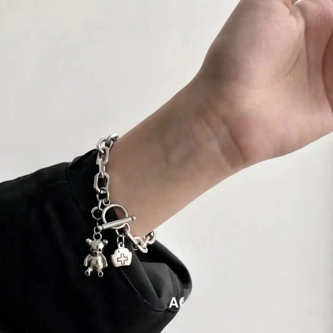 Винтажные браслеты на руке с прелестным медвежьим монетным подвеском для женщин и мужчин.