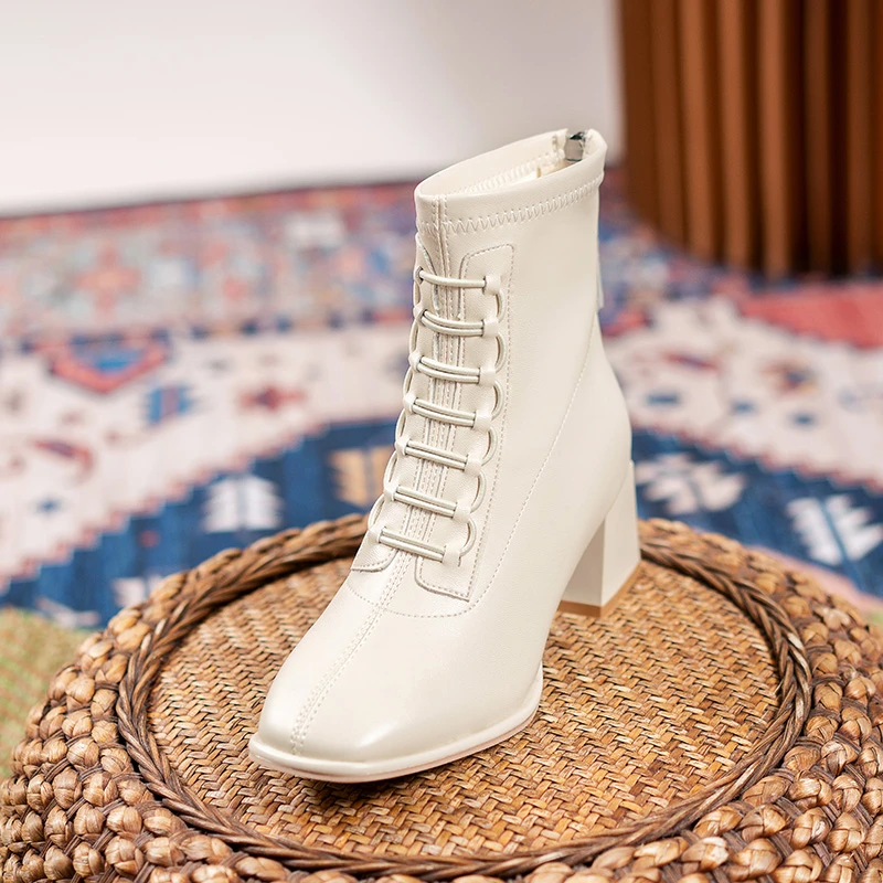 Женские ботинки на молнии черные резиновые до щиколотки высоком каблуке