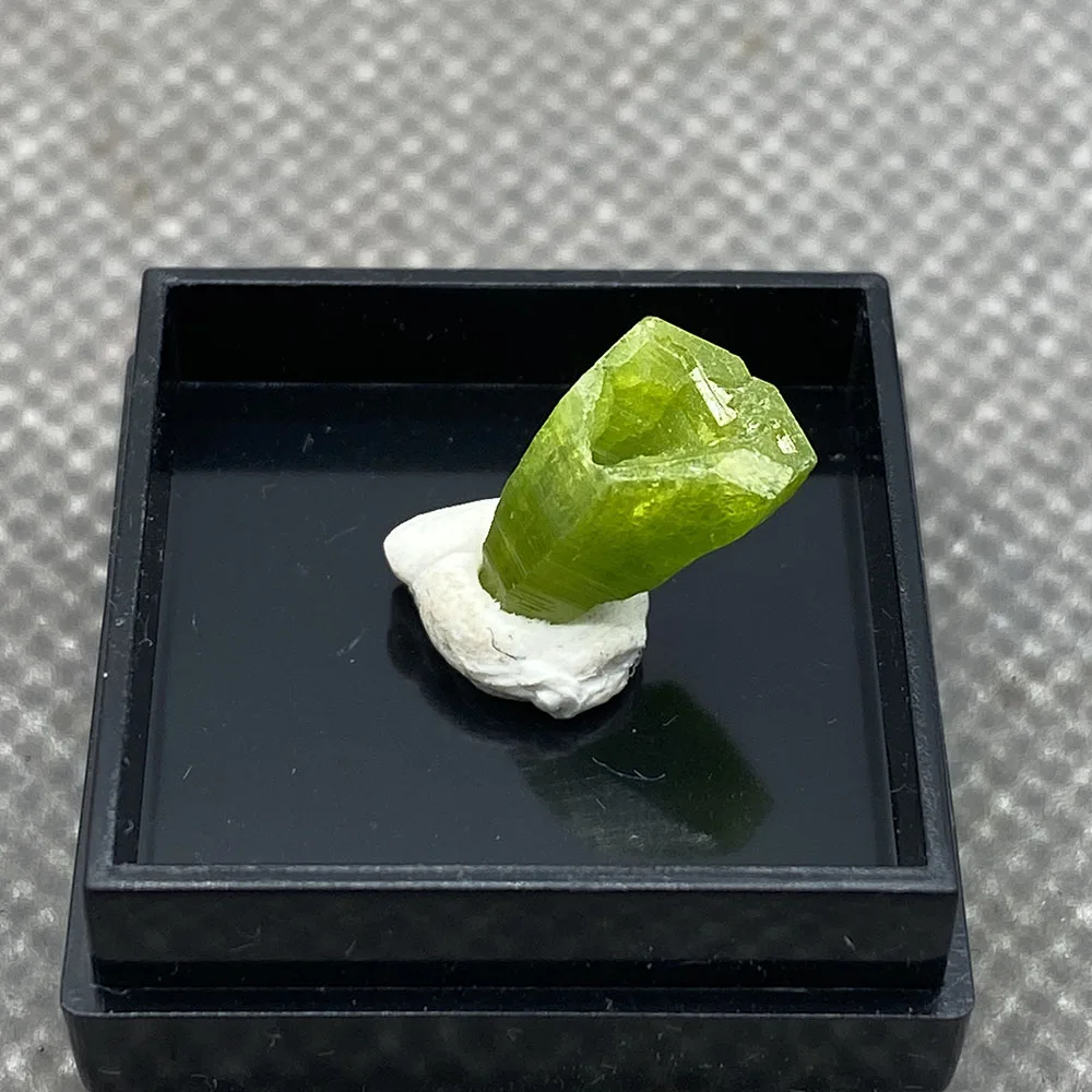 

Natural pyromorphite mineral espécime pedras e cristais coleção pedras preciosas quartzo do tamanho da caixa de china 2.7 cm 11#