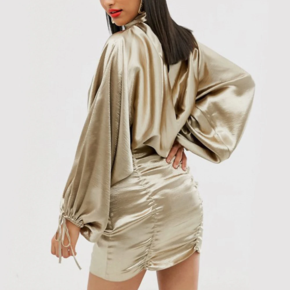 Женское мини платье с длинным рукавом металлическое облегающее на шнуровке