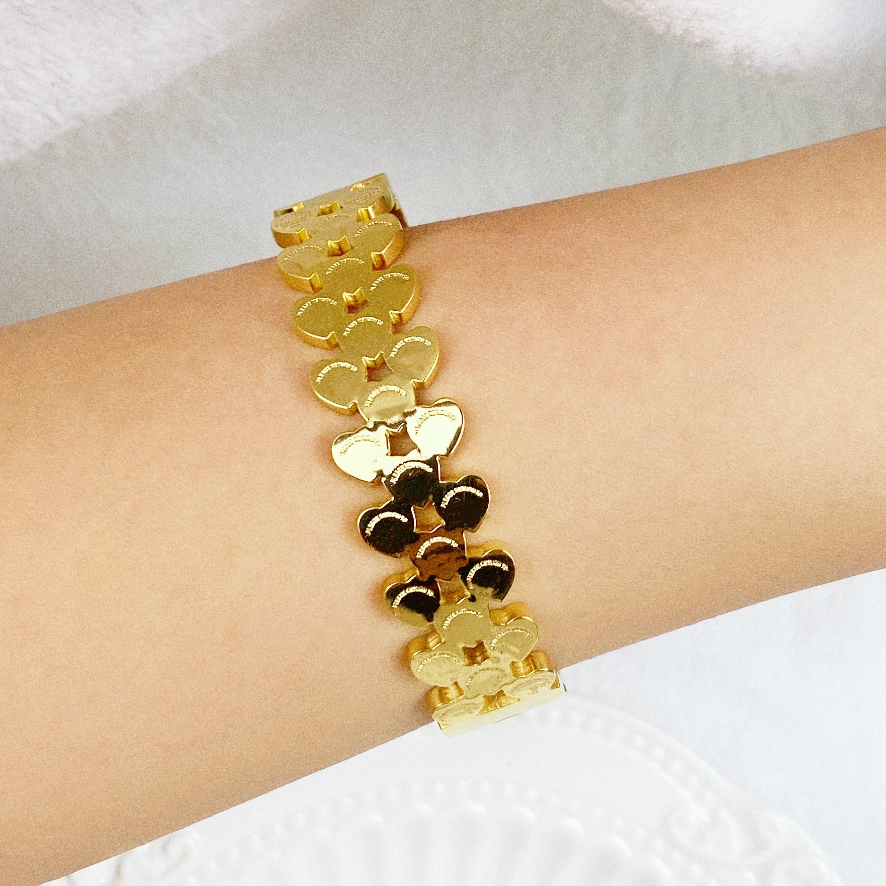 

Sweet Heart Charm Cuff Bangles For Girls Stainless Steel Gold Plating Luxury Wristband Wedding Women Female Jewelry