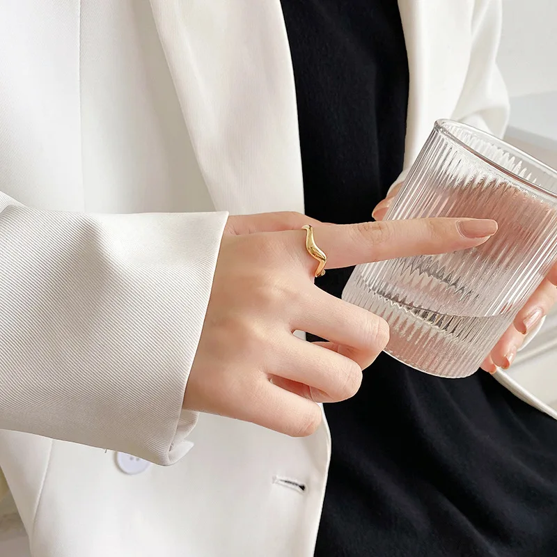 Минималистичное кольцо из титановой стали с неровной линией жидкости женское