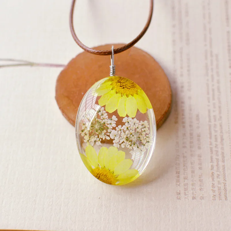 

New Small Fresh Crystal Chrysanthemum and Gypsophila Natural Dried Flowers Immortal Flowers Necklace Sweater Chain Women