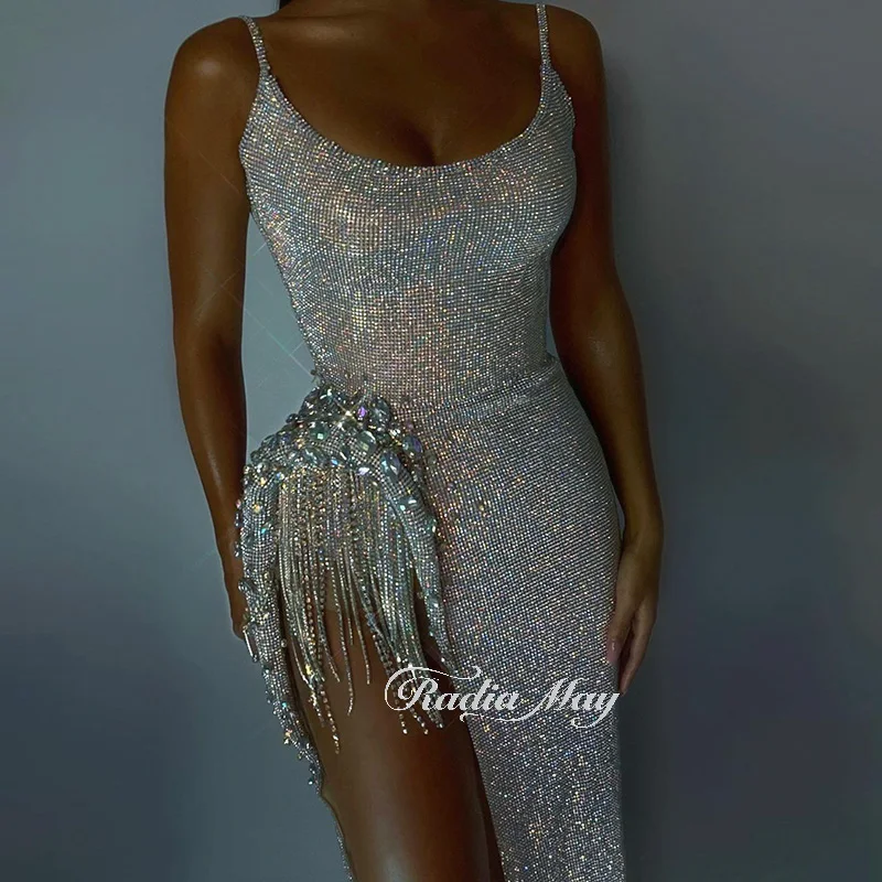 Женское блестящее платье Radia May длинное серебристое на тонких бретельках с