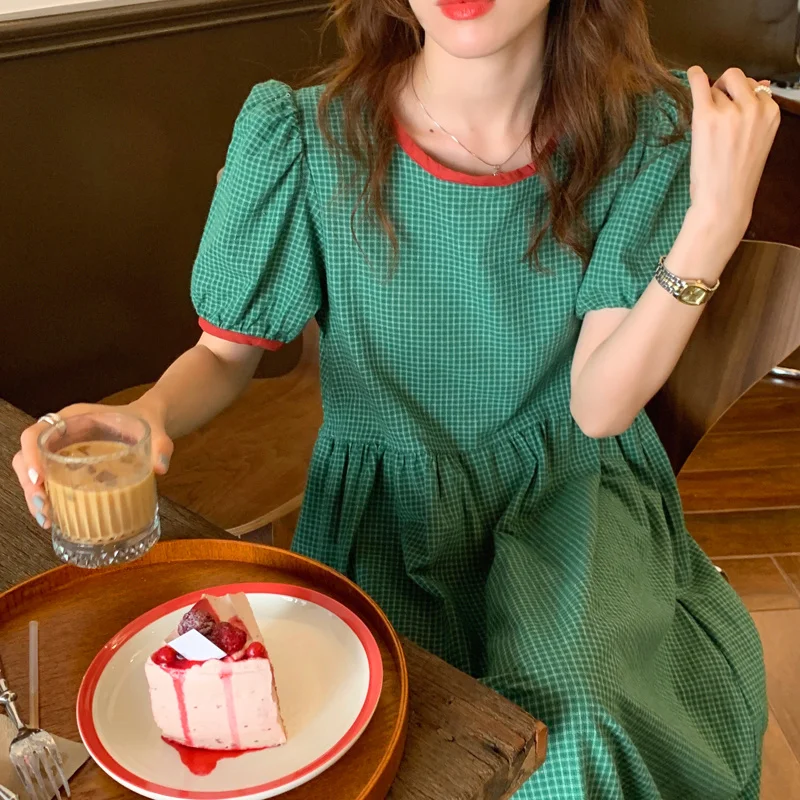 Южнокорейское шикарное платье с круглым вырезом и контрастной вышивкой