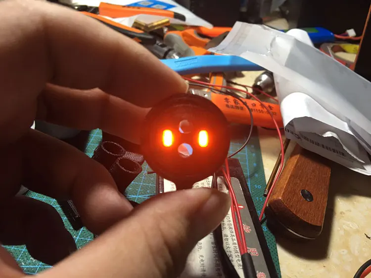 светодиодная лампа глаз анг