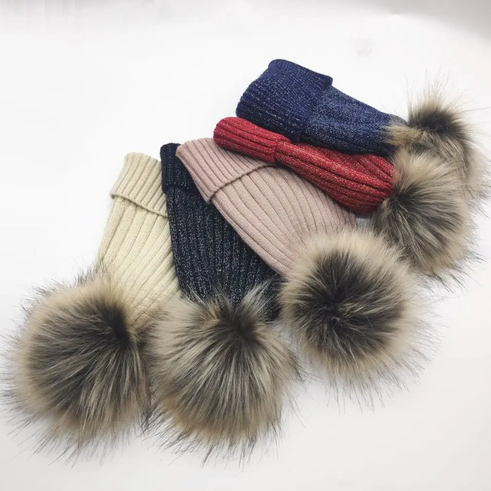 

Шапка вязаная женская, зимняя, с помпонами из натурального меха