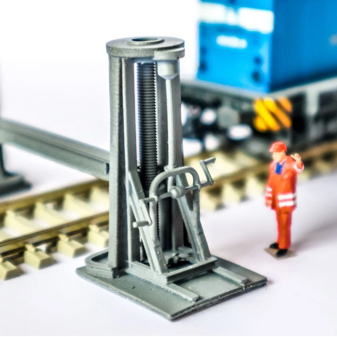 

1:87 HO Scale Car Lifting Platform Model Sand Table Scene Decoration