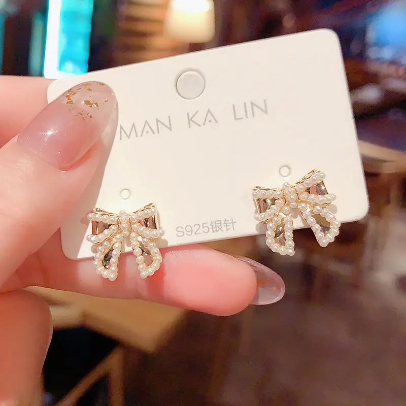 

New tide harbor wind Hepburn pearl bowknot earring is elegant and delicate earring is acted the role of female
