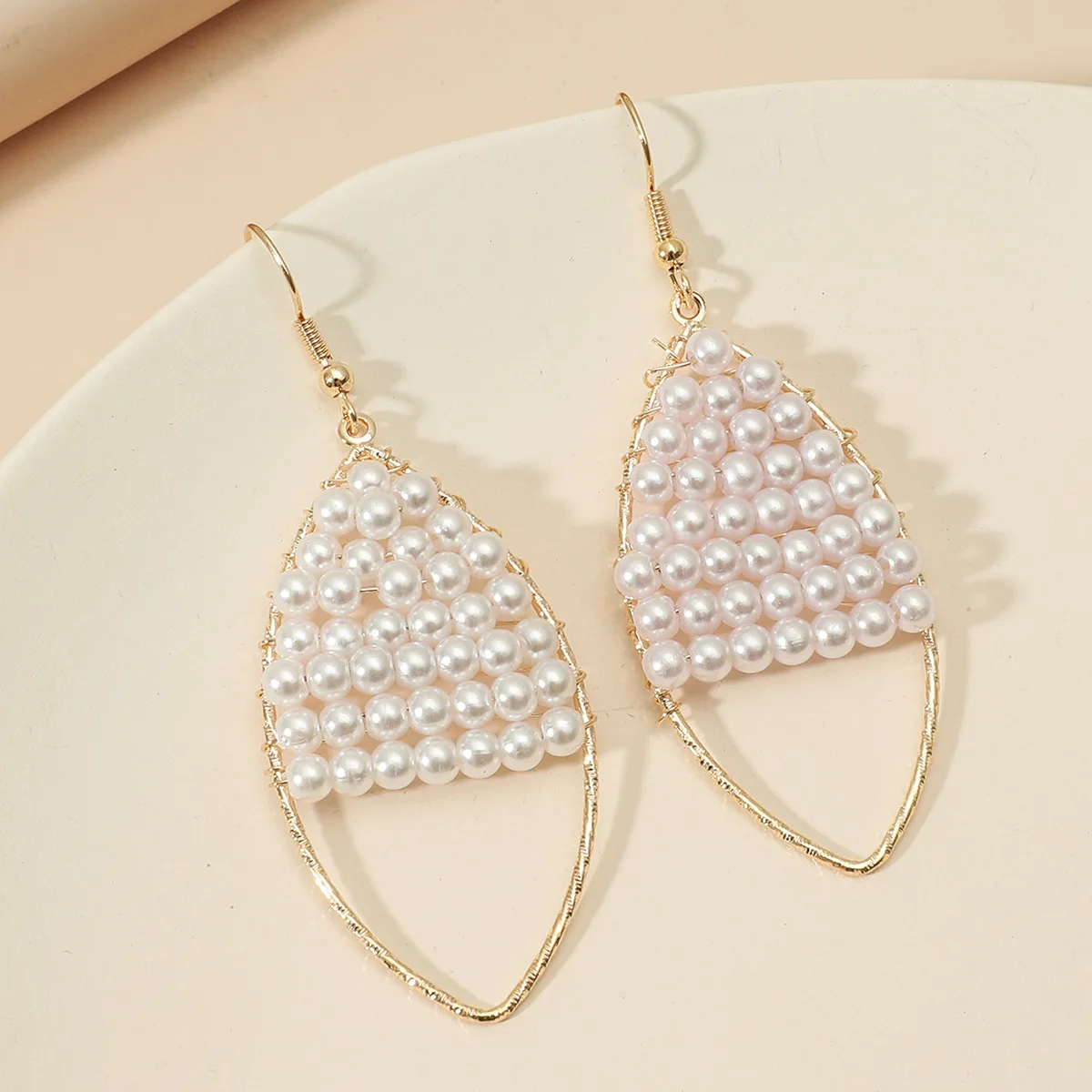 

New Fashion Elegant High-grade Pearl Pendant Earrings for Lady Fashion Freshwater Pearl Charm Gold Hoop Earrings for Women