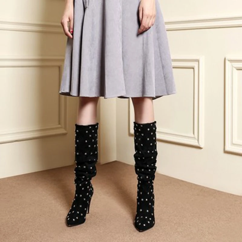 Новинка Черные кожаные женские высокие сапоги на высоком каблуке с заклепками