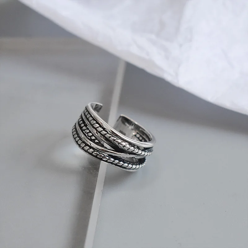 Женское кольцо в простом стиле серебристого цвета | Украшения и аксессуары