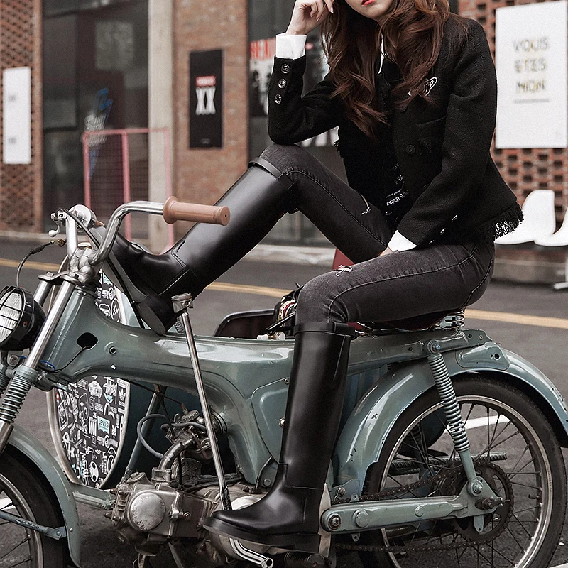 Женские сапоги до колена из натуральной кожи черные на толстой плоской подошве с