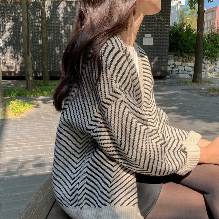 

Autumn and winter striped female new Korean version v-neck loose long-sleeved knitted cardigan jacket female