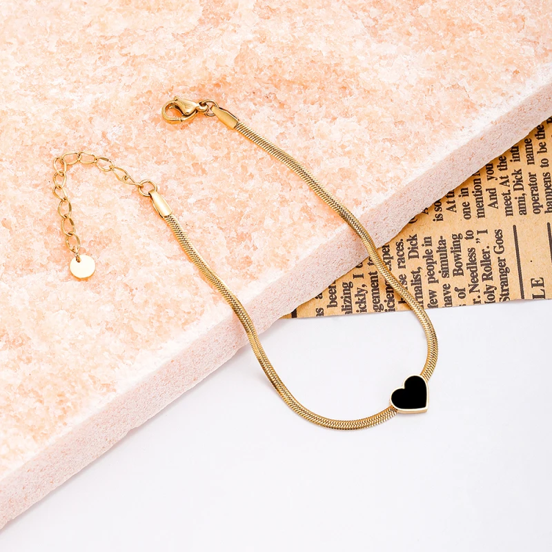 Женский браслет с подвеской в виде сердца золотистый цепочкой елочку трендовая