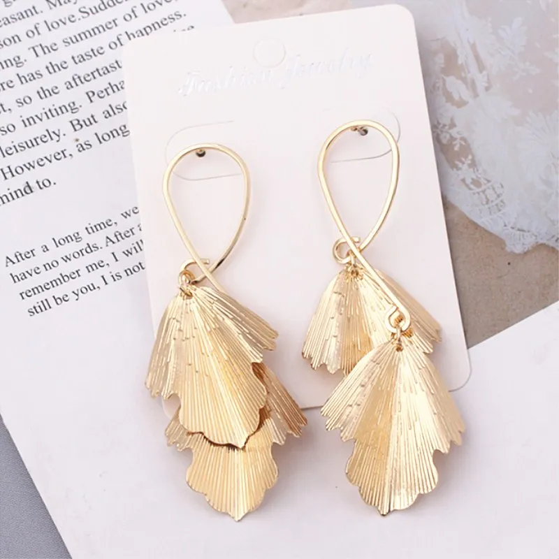 Большие металлические серьги в виде листьев простого дизайна блестящие