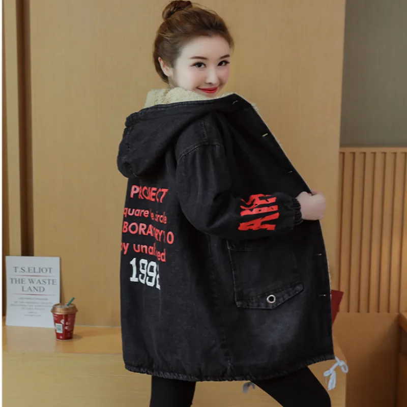 Женская зимняя куртка с капюшоном и надписью | одежда
