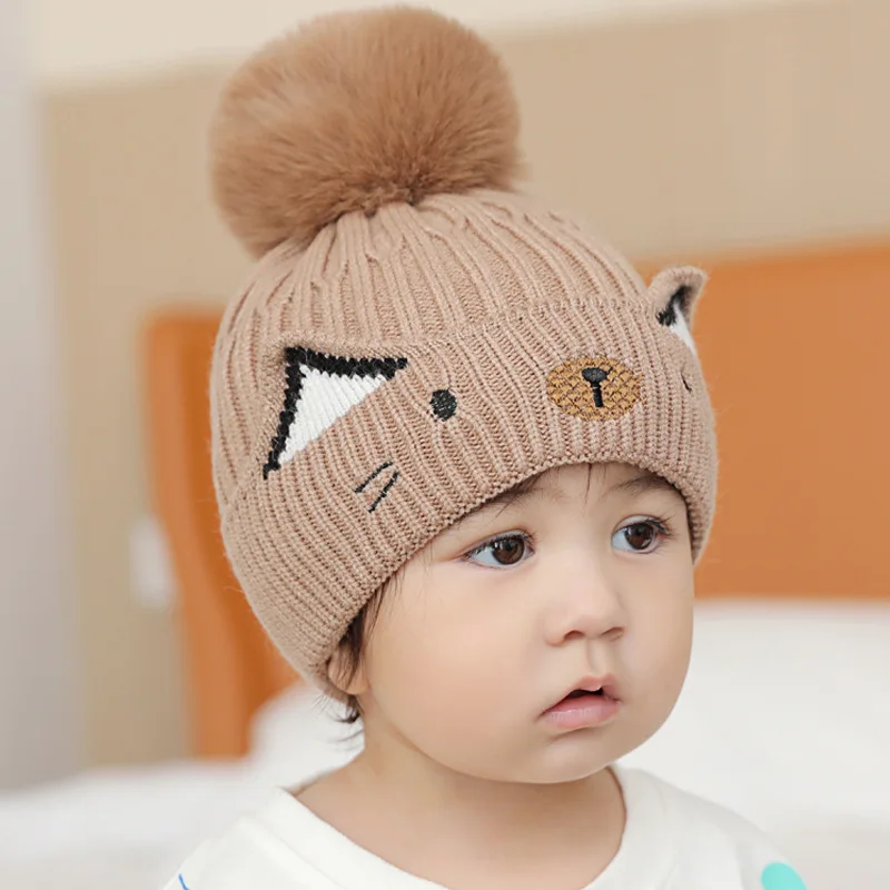 

Милая зимняя детская шапка с мультяшными животными и большими помпонами