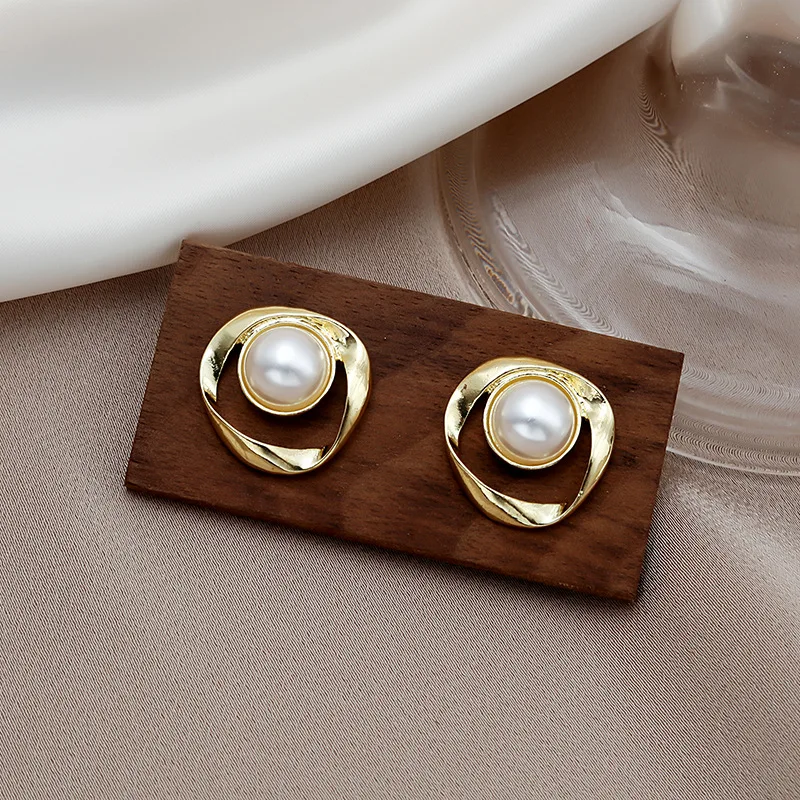 

S925 New Pearl Irregular Geometric Hollow Earrings Women Fashion Sweet and Cute Earrings Temperament Alloy Earrings for Women