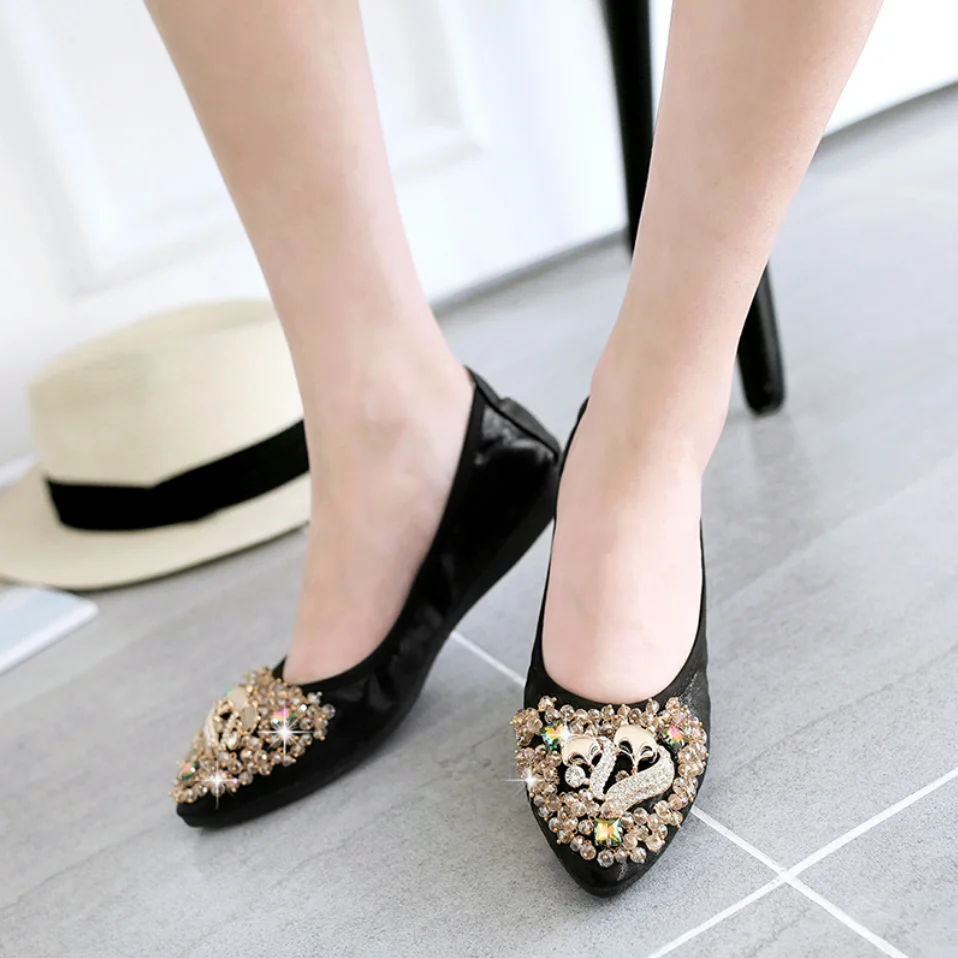 Балетки женские на плоской подошве модные блестящие без застежки заостренный